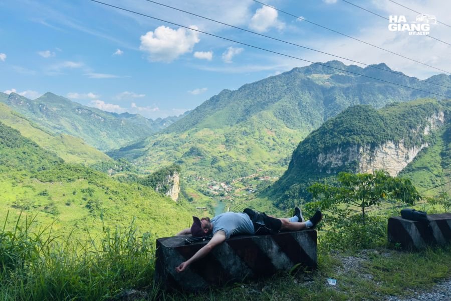The road along the cliff face of Ma Pi Leng Pass, Ha Giang