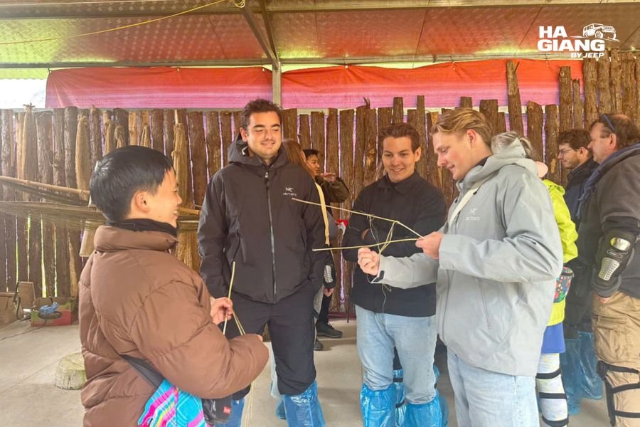 Traveler practising useful Vietnamese phrases with a homestay host in Ha Giang