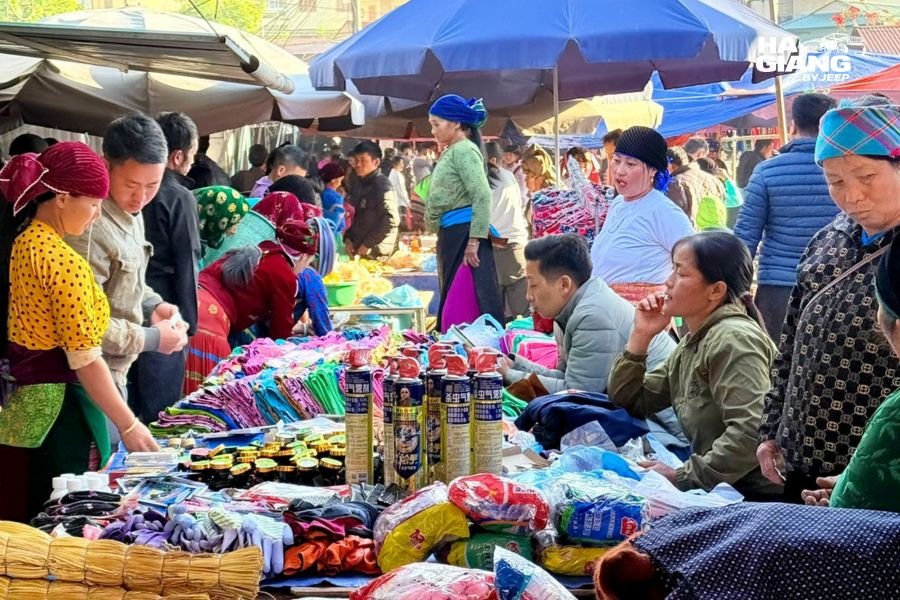 Traveler using useful Vietnamese phrases with a market seller in Ha Giang