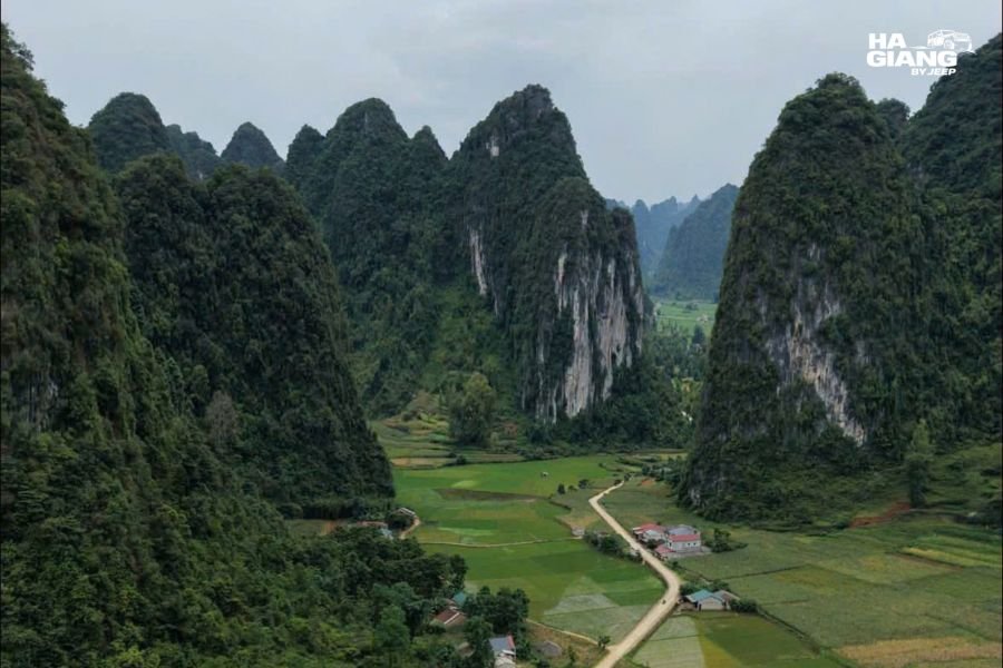 A winding mountain road on the Cao Bang 3 day itinerary
