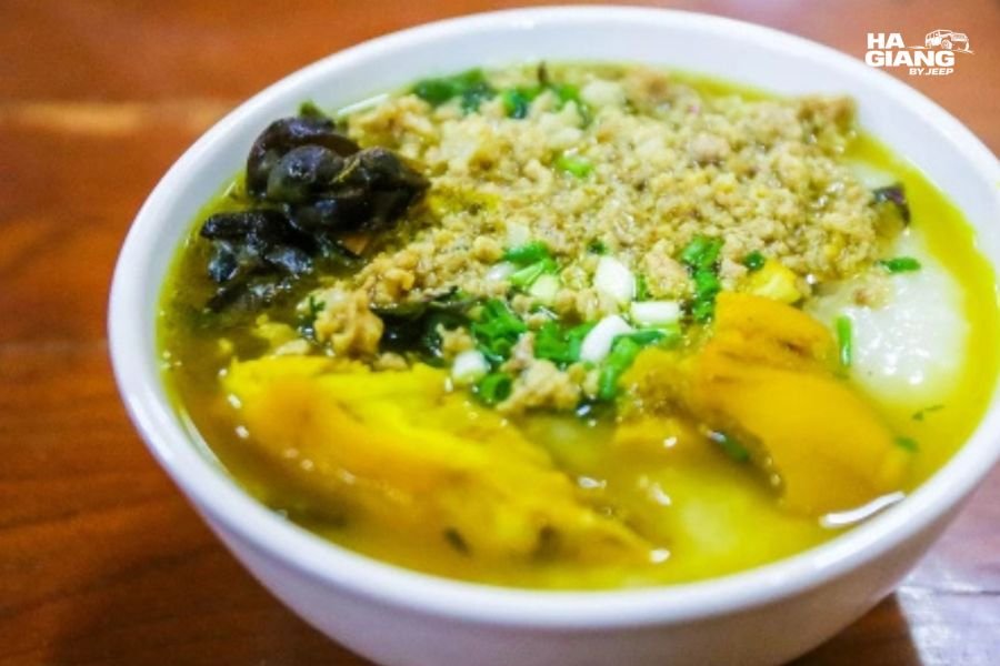 Chao au tau and corn wine at a Ha Giang morning market stall in January