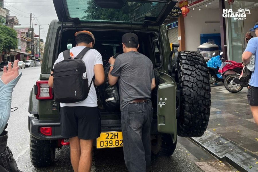 Ha Giang in one week Vietnam: a jeep packed for the highlands