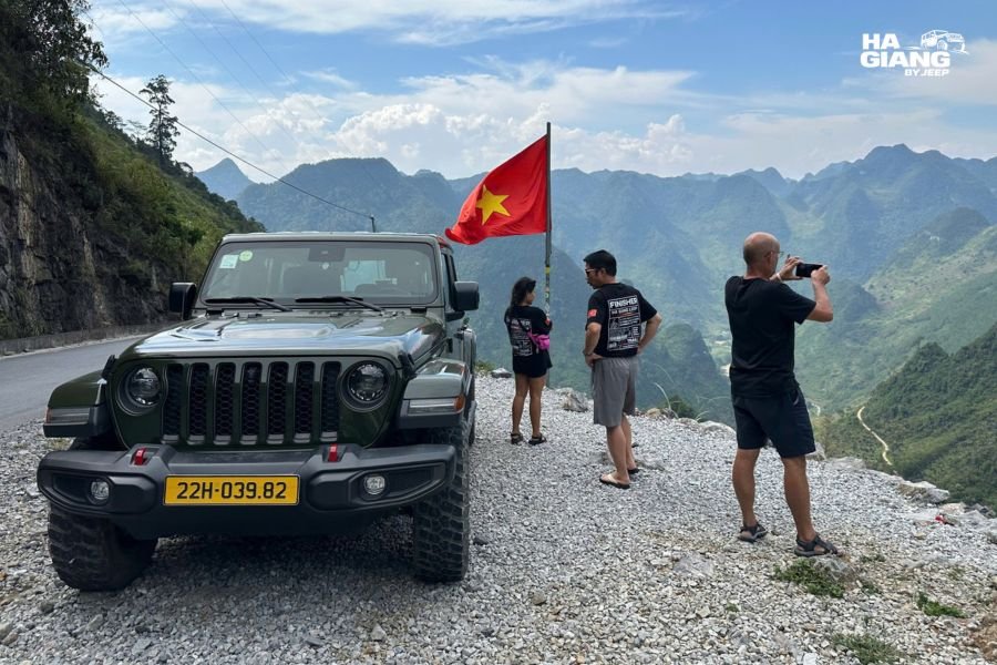 Private jeep Wrangler Rubicon on the road to Du Gia waterfall, Ha Giang Loop