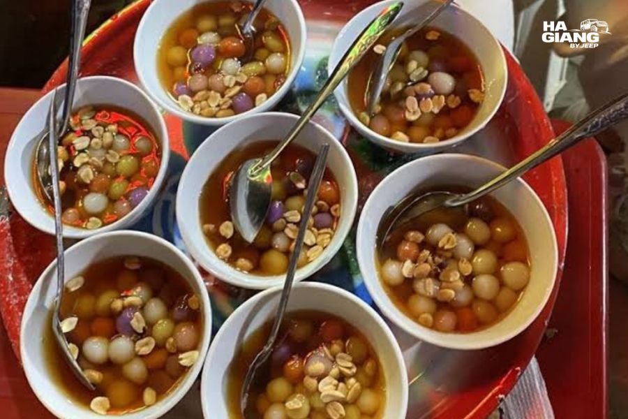 Thang den sweet rice soup at a highland market stall, Ha Giang Loop food
