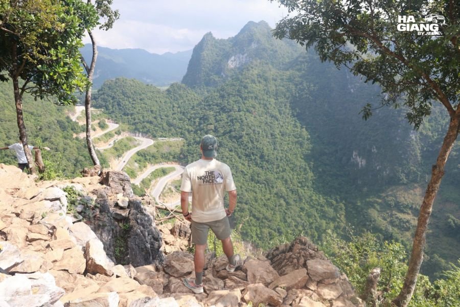 The 15 step pass in Cao Bang in morning mist