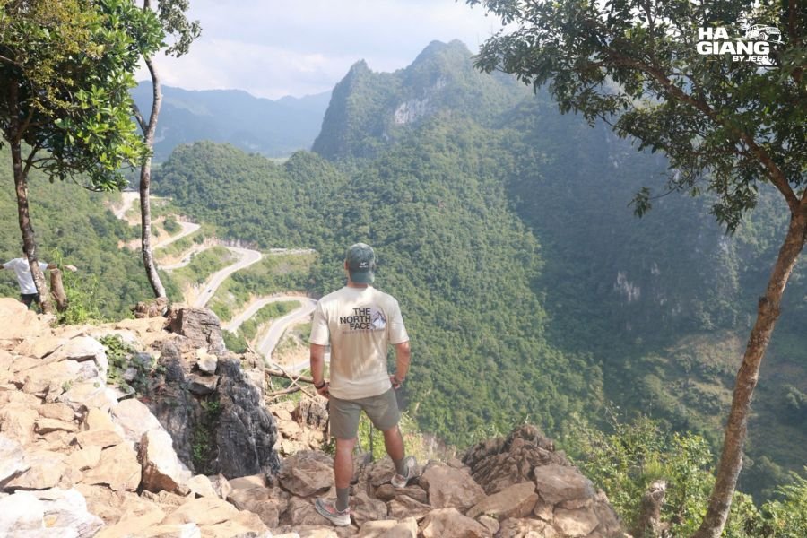 The 15 step pass in Cao Bang on the 3 day loop itinerary
