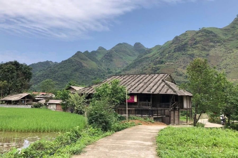 The road to Du Gia, Ha Giang province: forest and valley on the loop return leg