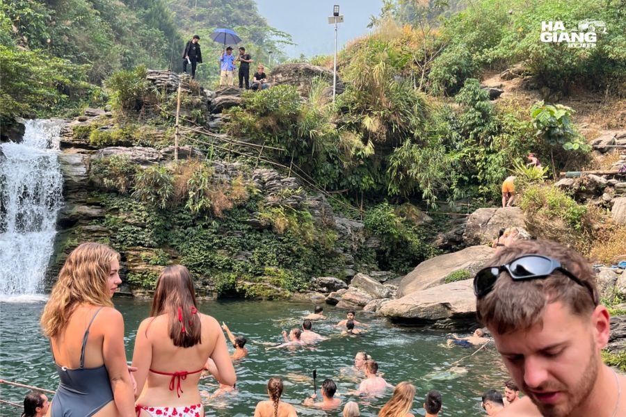 What to bring to Du Gia waterfall: sandals and quick-dry towel on rock