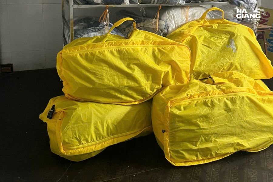 What to pack for Ha Giang in January: thermal layers, down jacket, gloves and waterproof shell